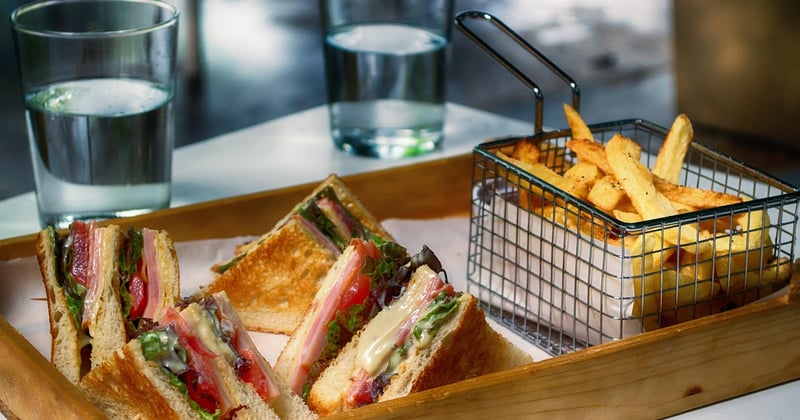 Comment économiser sur les repas en voyage : 7 astuces qui marchent